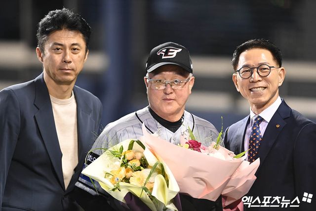 11일 오후 서울 송파구 잠실야구장에서 열린 '2024 신한 SOL Bank KBO리그 한화 이글스와 두산 베어스의 경기, 한화가 선발투수 하이메 바리아의 6이닝 1실점 호투에 힘입어 6-1의 스코어로 승리, 김경문 감독이 통산 900승을 달성했다. 경기 종료 후 한화 손혁 단장, 김경문 감독, 박종태 대표이사가 기념 촬영을 하고 있다. 잠실, 박지영 기자