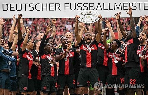 스카이스포츠 독일이 11일(한국시간) 요나단 타가 레버쿠젠에게 이번 여름 바이에른 뮌헨으로 가고 싶다고 알렸다고 전했다.&nbsp;타는 직접 뮌헨행을 원하고 있으며 레버쿠젠에 이를 알렸다. 그는 뮌헨과 이미 2029년까지 5년 계약에 합의했고 구단간 협상만 남아있다. 이제 타는 김민재와 주전 센터백을 두고 경쟁할 전망이다. 연합뉴스