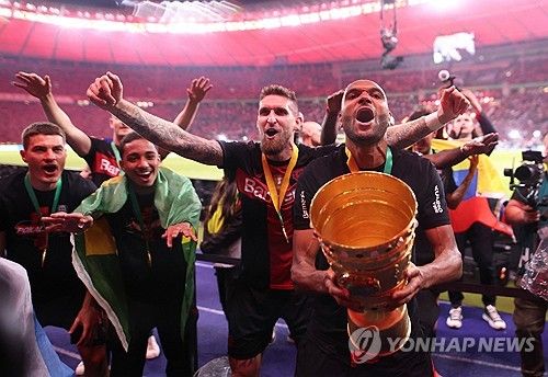 스카이스포츠 독일이 11일(한국시간) 요나단 타가 레버쿠젠에게 이번 여름 바이에른 뮌헨으로 가고 싶다고 알렸다고 전했다.&nbsp;타는 직접 뮌헨행을 원하고 있으며 레버쿠젠에 이를 알렸다. 그는 뮌헨과 이미 2029년까지 5년 계약에 합의했고 구단간 협상만 남아있다. 이제 타는 김민재와 주전 센터백을 두고 경쟁할 전망이다. 연합뉴스