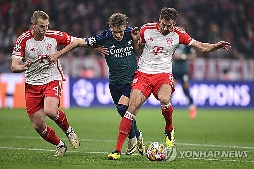 스카이스포츠 독일 기자인 플로리안 플레텐베르크가 11일(한국시간) 더리흐트가 이번 여름 뮌헨의 방출 후보라고 다시 한번 확인했다.&nbsp;더리흐트의 대체자로 분데스리가 무패 우승의 주역 중 한 명인 요나단 타가 온다. 이미 개인 합의를 마쳤고 선수가 UEFA 유로 2024에 출전하는 동안 구단 간 협상이 이뤄질 예정이다. 연합뉴스