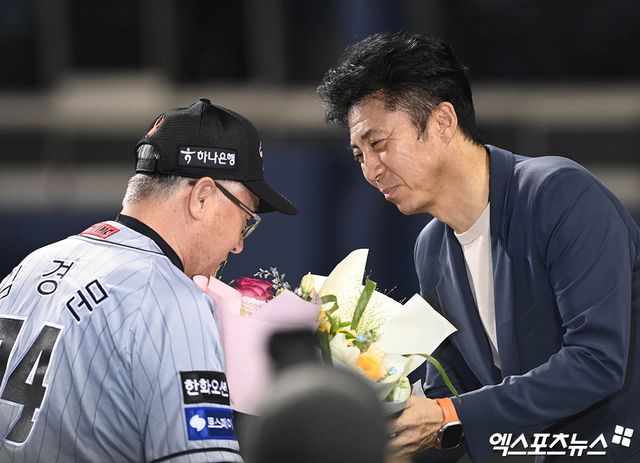 11일 오후 서울 송파구 잠실야구장에서 열린 '2024 신한 SOL Bank KBO리그 한화 이글스와 두산 베어스의 경기, 한화가 선발투수 하이메 바리아의 6이닝 1실점 호투에 힘입어 6-1의 스코어로 승리, 김경문 감독이 통산 900승을 달성했다. 경기 종료 후 한화 김경문 감독이 손혁 단장에게 꽃다발을 전달받고 있다. 잠실, 박지영 기자