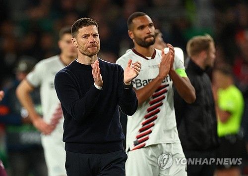 스카이스포츠 독일이 11일(한국시간) 요나단 타가 레버쿠젠에게 이번 여름 바이에른 뮌헨으로 가고 싶다고 알렸다고 전했다.&nbsp;타는 직접 뮌헨행을 원하고 있으며 레버쿠젠에 이를 알렸다. 그는 뮌헨과 이미 2029년까지 5년 계약에 합의했고 구단간 협상만 남아있다. 이제 타는 김민재와 주전 센터백을 두고 경쟁할 전망이다. 연합뉴스