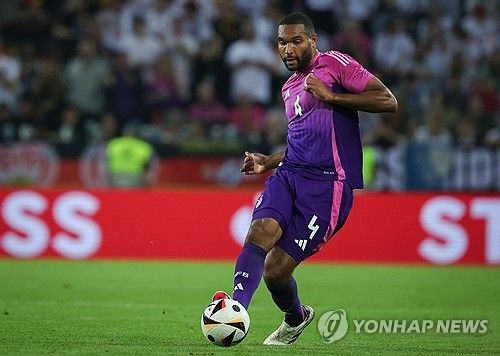 스카이스포츠 독일 기자인 플로리안 플레텐베르크가 11일(한국시간) 더리흐트가 이번 여름 뮌헨의 방출 후보라고 다시 한번 확인했다.&nbsp;더리흐트의 대체자로 분데스리가 무패 우승의 주역 중 한 명인 요나단 타가 온다. 이미 개인 합의를 마쳤고 선수가 UEFA 유로 2024에 출전하는 동안 구단 간 협상이 이뤄질 예정이다. 연합뉴스