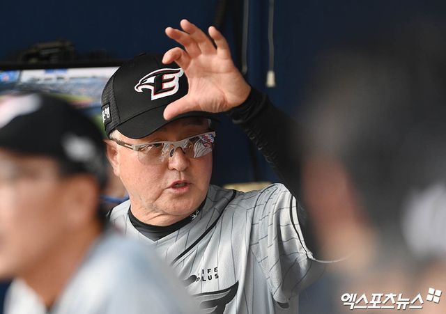 11일 오후 서울 송파구 잠실야구장에서 열린 '2024 신한 SOL Bank KBO리그' 한화 이글스와 두산 베어스의 경기, 한화 김경문 감독이 더그아웃에서 코칭 스태프와 이야기를 나누고 있다. 잠실, 박지영 기자