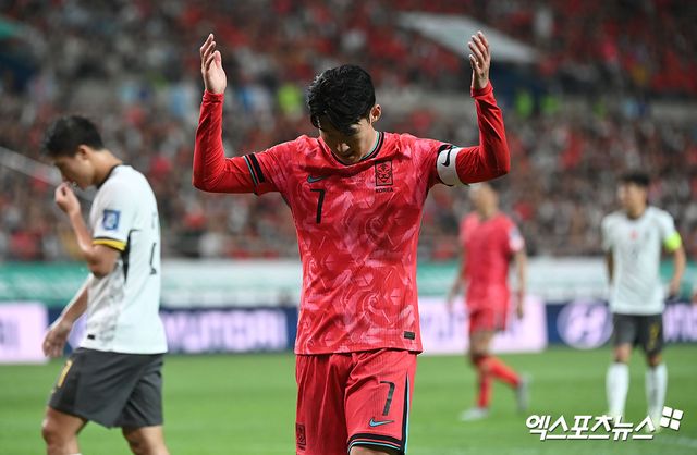 지난해 U-20 월드컵에서 한국 축구 4강 쾌거를 이끌었으며 이후 같은 해 여름 잉글랜드 2부리그 스토크 시티로 이적, 구단 올해의 선수로 뽑힌 배준호가 6월 월드컵 아시아 2차예선 2연전에서 A매치 데뷔전 데뷔골을 넣는 등 맹활약했다. 손흥민은 배준호를 가리켜 한국 축구의 미래라고 직접 밝히기도 했다. 이강인, 정우영 등과 함께 한국 축구를 이끌어갈 차세대 에이스로 거듭났다. 엑스포츠뉴스DB