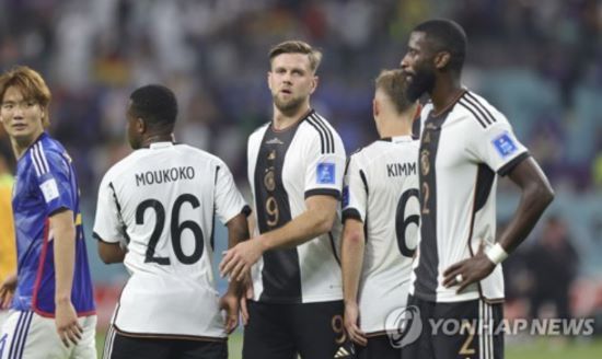 UEFA(유럽축구연맹) 2024 유럽축구선수권대회(유로 2024) 개최국이자 우승 후보로 꼽히는 독일 국가대표팀이 대회가 시작하기 전부터 마찰을 겪었다. 수비수 안토니오 뤼디거와 공격수 니클라스 퓔크루크가 훈련 중 다툼을 벌였다. 둘은 지난 2일 끝난 UEFA 챔피언스리그 결승에서 레알 마드리드(뤼디거)와 도르트문트(필크루크)로 나뉘어 몸싸움을 벌인 적이 있다. 연합뉴스