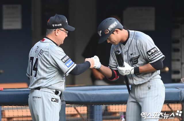 1일 오후 서울 송파구 잠실야구장에서 열린 '2024 신한 SOL Bank KBO리그' 한화 이글스와 두산 베어스의 경기에 앞서 한화 김경문 감독이 장진혁과 주먹을 맞대고 있다. 잠실, 박지영 기자