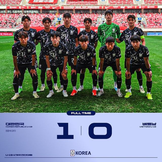 이창원 감독이 이끄는 대한민국 U-19 축구 국가대표팀이 최근 중국축구협회(CFA) 주최 국제친선대회에서 우즈베키스탄, 베트남, 중국을 상대로 1승 1무 1패를 거두며 대회를 마쳤다. 우즈베키스탄과 무승부 이후 베트남에 승리했던 한국은 마지막 경기였던 중국에 0-2 충격패를 당하면서 지난 2004년 이후 20년 만에 이 연령별 대표팀 레벨에서 패배했다. U-20 아시안컵과 U-20 월드컵 성공을 목표로 하는 이창원호는 초반부터 흔들리게 됐다. 사진 대한축구협회