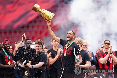 스카이스포츠 독일 기자인 플로리안 플레텐베르크가 11일(한국시간) 더리흐트가 이번 여름 뮌헨의 방출 후보라고 다시 한번 확인했다.&nbsp;더리흐트의 대체자로 분데스리가 무패 우승의 주역 중 한 명인 요나단 타가 온다. 이미 개인 합의를 마쳤고 선수가 UEFA 유로 2024에 출전하는 동안 구단 간 협상이 이뤄질 예정이다. 연합뉴스