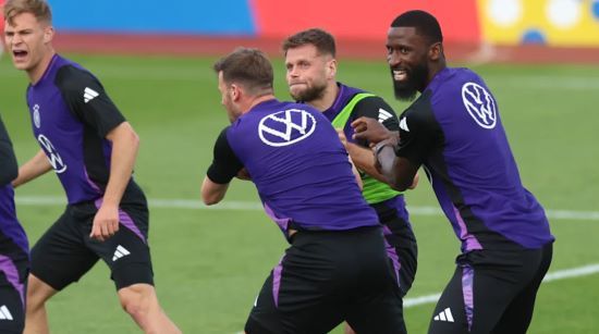 UEFA(유럽축구연맹) 2024 유럽축구선수권대회(유로 2024) 개최국이자 우승 후보로 꼽히는 독일 국가대표팀이 대회가 시작하기 전부터 마찰을 겪었다. 수비수 안토니오 뤼디거와 공격수 니클라스 퓔크루크가 훈련 중 다툼을 벌였다. 둘은 지난 2일 끝난 UEFA 챔피언스리그 결승에서 레알 마드리드(뤼디거)와 도르트문트(필크루크)로 나뉘어 몸싸움을 벌인 적이 있다. 빌트