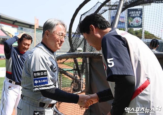 11일 오후 서울 송파구 잠실야구장에서 열리는 '2024 신한 SOL Bank KBO리그' 한화 이글스와 두산 베어스의 경기에 앞서 한화 김경문 감독과 두산 김한수 타격코치가 그라운드에서 만나 인사를 나누고 있다. 잠실, 박지영 기자