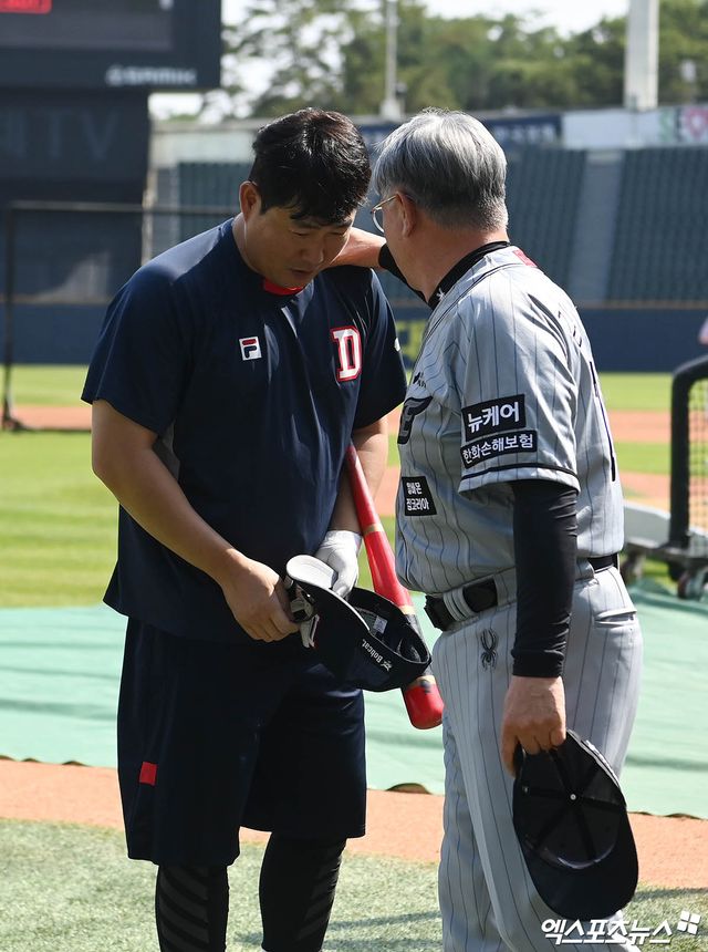 11일 오후 서울 송파구 잠실야구장에서 열리는 '2024 신한 SOL Bank KBO리그' 한화 이글스와 두산 베어스의 경기에 앞서 한화 김경문 감독과 두산 양의지가 그라운드에서 만나 인사를 나누고 있다. 잠실, 박지영 기자