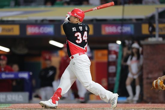 KIA 타이거즈 4번타자 최형우. 6월 11일 인천 SSG랜더스필드에서 열린 2024 신한 SOL Bank KBO리그 SSG 랜더스와의 팀 간 7차전에서 7회초 솔로 홈런을 기록했다. 사진 KIA 타이거즈