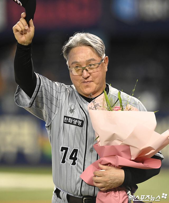 11일 오후 서울 송파구 잠실야구장에서 열린 '2024 신한 SOL Bank KBO리그' 한화 이글스와 두산 베어스의 경기, 한화가 선발투수 하이메 바리아의 6이닝 1실점 호투에 힘입어 6-1의 스코어로 승리, 김경문 감독이 통산 900승을 달성했다. 경기 종료 후 한화 김경문 감독이 관중석을 향해 인사하고 있다. 잠실, 박지영 기자