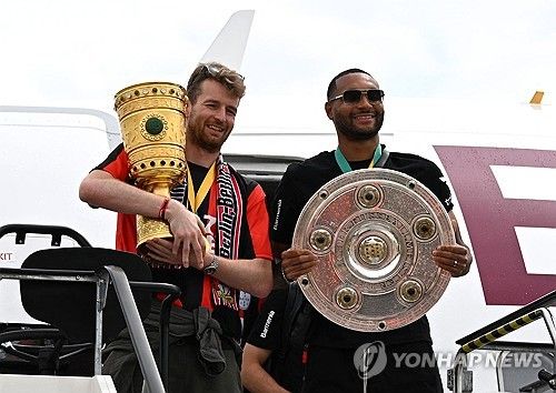 스카이스포츠 독일이 11일(한국시간) 요나단 타가 레버쿠젠에게 이번 여름 바이에른 뮌헨으로 가고 싶다고 알렸다고 전했다.&nbsp;타는 직접 뮌헨행을 원하고 있으며 레버쿠젠에 이를 알렸다. 그는 뮌헨과 이미 2029년까지 5년 계약에 합의했고 구단간 협상만 남아있다. 이제 타는 김민재와 주전 센터백을 두고 경쟁할 전망이다. 연합뉴스