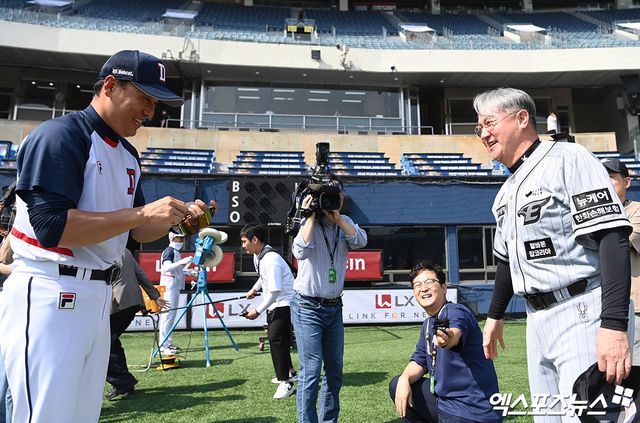 11일 오후 서울 송파구 잠실야구장에서 열리는 '2024 신한 SOL Bank KBO리그' 한화 이글스와 두산 베어스의 경기에 앞서 두산 이승엽 감독과 한화 김경문 감독이 그라운드에서 만나 인사를 나누고 있다. 잠실, 박지영 기자