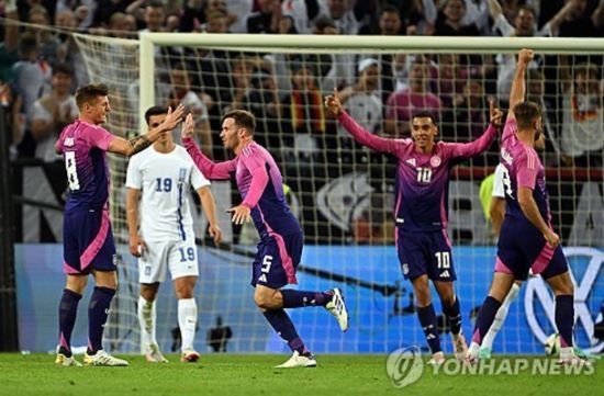 UEFA(유럽축구연맹) 2024 유럽축구선수권대회(유로 2024) 개최국이자 우승 후보로 꼽히는 독일 국가대표팀이 대회가 시작하기 전부터 마찰을 겪었다. 수비수 안토니오 뤼디거와 공격수 니클라스 퓔크루크가 훈련 중 다툼을 벌였다. 둘은 지난 2일 끝난 UEFA 챔피언스리그 결승에서 레알 마드리드(뤼디거)와 도르트문트(필크루크)로 나뉘어 몸싸움을 벌인 적이 있다. 연합뉴스