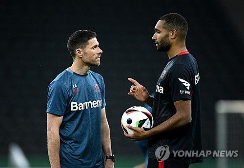 스카이스포츠 독일이 11일(한국시간) 요나단 타가 레버쿠젠에게 이번 여름 바이에른 뮌헨으로 가고 싶다고 알렸다고 전했다.&nbsp;타는 직접 뮌헨행을 원하고 있으며 레버쿠젠에 이를 알렸다. 그는 뮌헨과 이미 2029년까지 5년 계약에 합의했고 구단간 협상만 남아있다. 이제 타는 김민재와 주전 센터백을 두고 경쟁할 전망이다. 연합뉴스