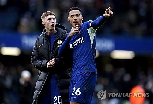 스카이스포츠 독일이 11일(한국시간) 요나단 타가 레버쿠젠에게 이번 여름 바이에른 뮌헨으로 가고 싶다고 알렸다고 전했다.&nbsp;타는 직접 뮌헨행을 원하고 있으며 레버쿠젠에 이를 알렸다. 그는 뮌헨과 이미 2029년까지 5년 계약에 합의했고 구단간 협상만 남아있다. 이제 타는 김민재와 주전 센터백을 두고 경쟁할 전망이다. 연합뉴스