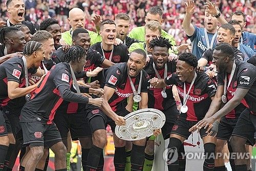 스카이스포츠 독일이 11일(한국시간) 요나단 타가 레버쿠젠에게 이번 여름 바이에른 뮌헨으로 가고 싶다고 알렸다고 전했다.&nbsp;타는 직접 뮌헨행을 원하고 있으며 레버쿠젠에 이를 알렸다. 그는 뮌헨과 이미 2029년까지 5년 계약에 합의했고 구단간 협상만 남아있다. 이제 타는 김민재와 주전 센터백을 두고 경쟁할 전망이다. 연합뉴스