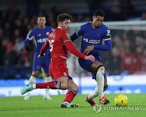 스카이스포츠 독일이 11일(한국시간) 요나단 타가 레버쿠젠에게 이번 여름 바이에른 뮌헨으로 가고 싶다고 알렸다고 전했다.&nbsp;타는 직접 뮌헨행을 원하고 있으며 레버쿠젠에 이를 알렸다. 그는 뮌헨과 이미 2029년까지 5년 계약에 합의했고 구단간 협상만 남아있다. 이제 타는 김민재와 주전 센터백을 두고 경쟁할 전망이다. 연합뉴스