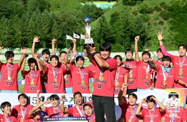 이창원 감독이 이끄는 대한민국 U-19 축구 국가대표팀이 최근 중국축구협회(CFA) 주최 국제친선대회에서 우즈베키스탄, 베트남, 중국을 상대로 1승 1무 1패를 거두며 대회를 마쳤다. 우즈베키스탄과 무승부 이후 베트남에 승리했던 한국은 마지막 경기였던 중국에 0-2 충격패를 당하면서 지난 2004년 이후 20년 만에 이 연령별 대표팀 레벨에서 패배했다. U-20 아시안컵과 U-20 월드컵 성공을 목표로 하는 이창원호는 초반부터 흔들리게 됐다. 사진 대한축구협회