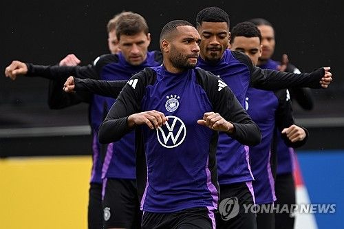 스카이스포츠 독일 기자인 플로리안 플레텐베르크가 11일(한국시간) 더리흐트가 이번 여름 뮌헨의 방출 후보라고 다시 한번 확인했다.&nbsp;더리흐트의 대체자로 분데스리가 무패 우승의 주역 중 한 명인 요나단 타가 온다. 이미 개인 합의를 마쳤고 선수가 UEFA 유로 2024에 출전하는 동안 구단 간 협상이 이뤄질 예정이다. 연합뉴스