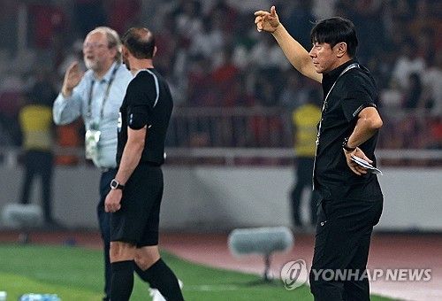 신 감독이 이끄는 인도네시아 축구 국가대표팀이 11일(한국시간) 인도네시아 자카르타에 있는 겔로라 붕 카르노 경기장에서 열린 필리핀 축구 국가대표팀과의 2026 국제축구연맹(FIFA) 북중미(캐나다-미국-멕시코 공동 개최) 월드컵 아시아지역 F조 최종전에서 2-0으로 승리했다.&nbsp; 인도네시아는 전반 32분 터진 톰 하예의 결승 골과 후반 11분 터진 리즈키 리도의 추가 골을 지키며 승리했다. 인도네시아는 최종 2위(3승 1무 2패∙승점10)로 1위 이라크(6승∙승점18)와 함께 F조에서 3차 예선에 진출했다.&nbsp;사상 첫 3차 예선에 진출하면서 인도네시아는 역사사 첫 월드컵 본선 출전의 희망을 꿈꾸게 됐다. 인도네시아 대통령과 축구협회장도 축전을 보냈다. 연합뉴스