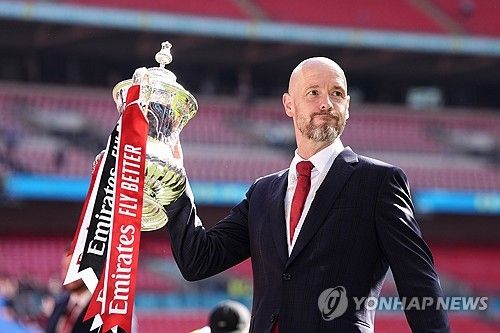 영국 BBC는 12일(한국시간) 에릭 텐 하흐 감독이 다음 시즌인 2024-2025시즌에도 맨유 감독으로 남을 예정이라고 전했다.&nbsp;프리미어리그 출범 이후 맨유의 역대 최악의 리그 순위를 기록했지만, 텐 하흐는 FA컵 우승과 여러 요인들이 고려되면서 유임됐고 재계약도 준비 중인 것으로 전해졌다. 텐 하흐는 맨유가 자신을 버릴 경우 다른 팀에 가서 또 우승하면 된다는 발언을 하는 등 초강수를 둔 끝에 맨유 잔류에 성공했다. 연합뉴스