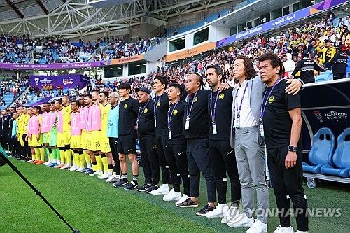 김 감독이 이끄는 말레이시아 축구 국가대표팀이 11일(한국시간) 말레이시아 쿠알라룸푸르에 있는 부킷 잘릴 국립경기장에서 열린 대만과의 2026 국제축구연맹(FIFA) 북중미(캐나다-미국-멕시코 공동 개최) 월드컵 아시아지역 2차 예선 D조 최종전에서 3-1로 승리했다.&nbsp;승리에도 2위 키르기스스탄을 제치지 못해 2차 예선에서 탈락한 말레이시아는 현재 김 감독의 경질 여론이 큰 상황이다. 김 감독은 말레이시아에 남고 싶다는 의사를 밝혔다. 연합뉴스