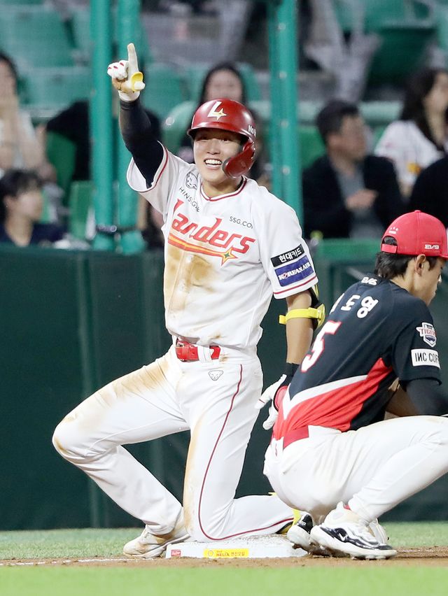 11일 인천 SSG랜더스필드에서 열린 2024 신한 SOL Bank KBO리그 KIA 타이거즈와 SSG 랜더스의 경기, SSG 신인 박지환이 연장 10회말 끝내기 안타로 팀의 역전승을 이끌었다. SSG 랜더스