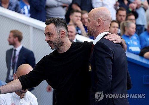 영국 BBC는 12일(한국시간) 에릭 텐 하흐 감독이 다음 시즌인 2024-2025시즌에도 맨유 감독으로 남을 예정이라고 전했다.&nbsp;프리미어리그 출범 이후 맨유의 역대 최악의 리그 순위를 기록했지만, 텐 하흐는 FA컵 우승과 여러 요인들이 고려되면서 유임됐고 재계약도 준비 중인 것으로 전해졌다. 텐 하흐는 맨유가 자신을 버릴 경우 다른 팀에 가서 또 우승하면 된다는 발언을 하는 등 초강수를 둔 끝에 맨유 잔류에 성공했다. 연합뉴스로 전해졌다. 연합뉴스