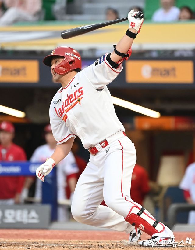 12일 오후 인천SSG랜더스필드에서 열린 '2024 신한 SOL Bank KBO리그' KIA 타이거즈와 SSG 랜더스의 경기, 3회말 1사 만루 SSG 최정이 2타점 적시타를 날리고 있다. 인천, 김한준 기자