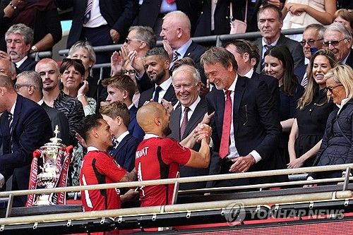 영국 BBC는 12일(한국시간) 에릭 텐 하흐 감독이 다음 시즌인 2024-2025시즌에도 맨유 감독으로 남을 예정이라고 전했다.&nbsp;프리미어리그 출범 이후 맨유의 역대 최악의 리그 순위를 기록했지만, 텐 하흐는 FA컵 우승과 여러 요인들이 고려되면서 유임됐고 재계약도 준비 중인 것으로 전해졌다. 텐 하흐는 맨유가 자신을 버릴 경우 다른 팀에 가서 또 우승하면 된다는 발언을 하는 등 초강수를 둔 끝에 맨유 잔류에 성공했다. 연합뉴스