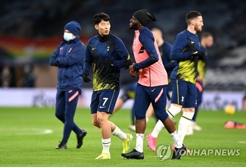 토트넘에서 지난 2019년 야심차게 영입했으나 기량이 떨어져 거의 활용하지 못한 미드필더 탕기 은돔벨레가 결국 퇴단하게 됐다. 토트넘은 지난 12일 구단 홈페이지를 통해 은돔벨레와 계약해지를 했다고 밝혔다. 은돔벨레와 계약기간이 1년 남았기 때문에 그냥 내보내진 못한다. 그의 연봉이 180억원 수준인 것을 고려, 토트넘은 위약금으로 절반 수준인 88억원을 지급한 것으로 알려졌다. 은돔벨레와 계약한 5년간 그에게 2000억원을 썼다. 연합뉴스