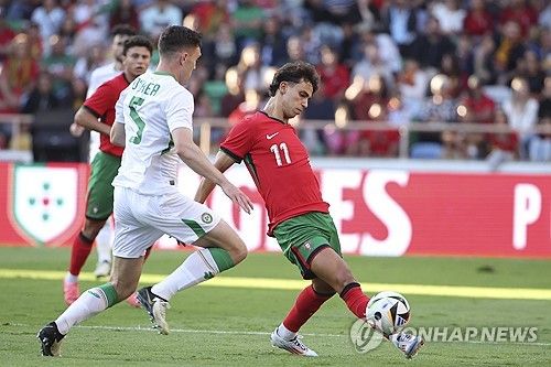포르투갈 축구 국가대표팀이 12일(한국시간) 포르투갈 아베이루에 있는 이스타디우 무니시팔 드 아베이루에서 열린 아일랜드와의 친선 경기에서 3-0 완승을 했다.&nbsp;호날두는 7개월 만에 대표팀에서 득점포를 가동했고 A매치 통한 130호골에 성공해 역대 최다골 기록을 이어갔다. 연합뉴스