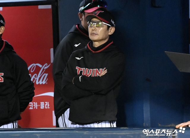 염경엽 LG 감독은 12일 대구 삼성라이온즈파크에서 열릴 '2024 신한 SOL Bank KBO 리그' 삼성과 주중 3연전 두 번째 맞대결을 앞두고 취재진을 만났다. 이 자리에서 지난 경기 콜 플레이에 관한 아쉬움을 털어놨다. 엑스포츠뉴스 DB