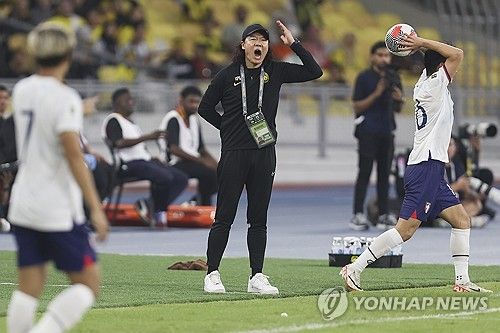 김 감독이 이끄는 말레이시아 축구 국가대표팀이 11일(한국시간) 말레이시아 쿠알라룸푸르에 있는 부킷 잘릴 국립경기장에서 열린 대만과의 2026 국제축구연맹(FIFA) 북중미(캐나다-미국-멕시코 공동 개최) 월드컵 아시아지역 2차 예선 D조 최종전에서 3-1로 승리했다.&nbsp;승리에도 2위 키르기스스탄을 제치지 못해 2차 예선에서 탈락한 말레이시아는 현재 김 감독의 경질 여론이 큰 상황이다. 김 감독은 말레이시아에 남고 싶다는 의사를 밝혔다. 연합뉴스