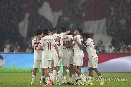 신 감독이 이끄는 인도네시아 축구 국가대표팀이 11일(한국시간) 인도네시아 자카르타에 있는 겔로라 붕 카르노 경기장에서 열린 필리핀 축구 국가대표팀과의 2026 국제축구연맹(FIFA) 북중미(캐나다-미국-멕시코 공동 개최) 월드컵 아시아지역 F조 최종전에서 2-0으로 승리했다.&nbsp; 인도네시아는 전반 32분 터진 톰 하예의 결승 골과 후반 11분 터진 리즈키 리도의 추가 골을 지키며 승리했다. 인도네시아는 최종 2위(3승 1무 2패∙승점10)로 1위 이라크(6승∙승점18)와 함께 F조에서 3차 예선에 진출했다.&nbsp;사상 첫 3차 예선에 진출하면서 인도네시아는 역사사 첫 월드컵 본선 출전의 희망을 꿈꾸게 됐다. 인도네시아 대통령과 축구협회장도 축전을 보냈다. 연합뉴스