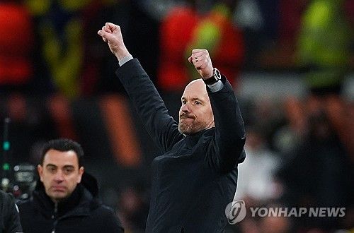 영국 BBC는 12일(한국시간) 에릭 텐 하흐 감독이 다음 시즌인 2024-2025시즌에도 맨유 감독으로 남을 예정이라고 전했다.&nbsp;프리미어리그 출범 이후 맨유의 역대 최악의 리그 순위를 기록했지만, 텐 하흐는 FA컵 우승과 여러 요인들이 고려되면서 유임됐고 재계약도 준비 중인 것으로 전해졌다. 텐 하흐는 맨유가 자신을 버릴 경우 다른 팀에 가서 또 우승하면 된다는 발언을 하는 등 초강수를 둔 끝에 맨유 잔류에 성공했다. 연합뉴스