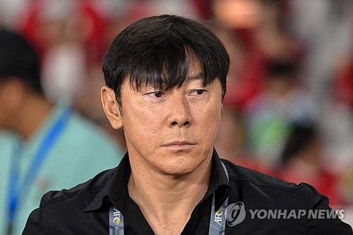 신 감독이 이끄는 인도네시아 축구 국가대표팀이 11일(한국시간) 인도네시아 자카르타에 있는 겔로라 붕 카르노 경기장에서 열린 필리핀 축구 국가대표팀과의 2026 국제축구연맹(FIFA) 북중미(캐나다-미국-멕시코 공동 개최) 월드컵 아시아지역 F조 최종전에서 2-0으로 승리했다.&nbsp; 인도네시아는 전반 32분 터진 톰 하예의 결승 골과 후반 11분 터진 리즈키 리도의 추가 골을 지키며 승리했다. 인도네시아는 최종 2위(3승 1무 2패∙승점10)로 1위 이라크(6승∙승점18)와 함께 F조에서 3차 예선에 진출했다.&nbsp;사상 첫 3차 예선에 진출하면서 인도네시아는 역사사 첫 월드컵 본선 출전의 희망을 꿈꾸게 됐다. 인도네시아 대통령과 축구협회장도 축전을 보냈다. 연합뉴스