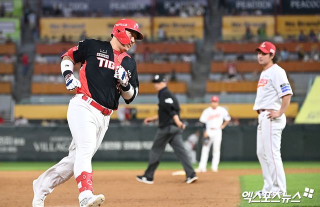 12일 오후 인천SSG랜더스필드에서 열린 '2024 신한 SOL Bank KBO리그' KIA 타이거즈와 SSG 랜더스의 경기, 7회초 2사 2,3루 KIA 최형우가 스리런 홈런을 날린 후 그라운드를 돌고 있다. 인천, 김한준 기자