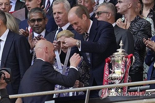 영국 BBC는 12일(한국시간) 에릭 텐 하흐 감독이 다음 시즌인 2024-2025시즌에도 맨유 감독으로 남을 예정이라고 전했다.&nbsp;프리미어리그 출범 이후 맨유의 역대 최악의 리그 순위를 기록했지만, 텐 하흐는 FA컵 우승과 여러 요인들이 고려되면서 유임됐고 재계약도 준비 중인 것으로 전해졌다. 텐 하흐는 맨유가 자신을 버릴 경우 다른 팀에 가서 또 우승하면 된다는 발언을 하는 등 초강수를 둔 끝에 맨유 잔류에 성공했다. 연합뉴스