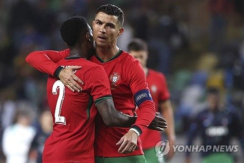 포르투갈 축구 국가대표팀이 12일(한국시간) 포르투갈 아베이루에 있는 이스타디우 무니시팔 드 아베이루에서 열린 아일랜드와의 친선 경기에서 3-0 완승을 했다.&nbsp;호날두는 7개월 만에 대표팀에서 득점포를 가동했고 A매치 통한 130호골에 성공해 역대 최다골 기록을 이어갔다. 연합뉴스
