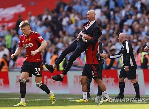 영국 BBC는 12일(한국시간) 에릭 텐 하흐 감독이 다음 시즌인 2024-2025시즌에도 맨유 감독으로 남을 예정이라고 전했다.&nbsp;프리미어리그 출범 이후 맨유의 역대 최악의 리그 순위를 기록했지만, 텐 하흐는 FA컵 우승과 여러 요인들이 고려되면서 유임됐고 재계약도 준비 중인 것으로 전해졌다. 텐 하흐는 맨유가 자신을 버릴 경우 다른 팀에 가서 또 우승하면 된다는 발언을 하는 등 초강수를 둔 끝에 맨유 잔류에 성공했다. 연합뉴스