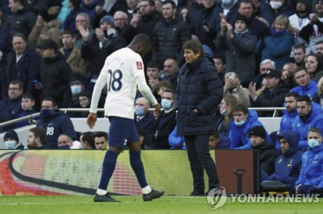 토트넘에서 지난 2019년 야심차게 영입했으나 기량이 떨어져 거의 활용하지 못한 미드필더 탕기 은돔벨레가 결국 퇴단하게 됐다. 토트넘은 지난 12일 구단 홈페이지를 통해 은돔벨레와 계약해지를 했다고 밝혔다. 은돔벨레와 계약기간이 1년 남았기 때문에 그냥 내보내진 못한다. 그의 연봉이 180억원 수준인 것을 고려, 토트넘은 위약금으로 절반 수준인 88억원을 지급한 것으로 알려졌다. 은돔벨레와 계약한 5년간 그에게 2000억원을 썼다. 연합뉴스