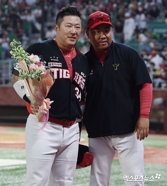 12일 오후 인천SSG랜더스필드에서 열린 '2024 신한 SOL Bank KBO리그' KIA 타이거즈와 SSG 랜더스의 경기, 5회초 2사 만루 KIA 최형우가 2타점 적시타를 날리며 KBO리그 최다루타 신기록을 달성했다. KBO리그 최다루타 신기록을 달성한 KIA 최형우가 기념촬영을 갖고 있다. 인천, 김한준 기자