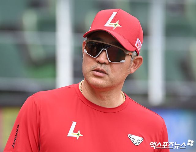 (엑스포츠뉴스 인천, 김한준 기자) 12일 오후 인천SSG랜더스필드에서 열리는 '2024 신한 SOL Bank KBO리그' KIA 타이거즈와 SSG 랜더스의 경기, SSG 이숭용 감독이 관계자와 대화를 나누고 있다. 인천, 김한준 기자