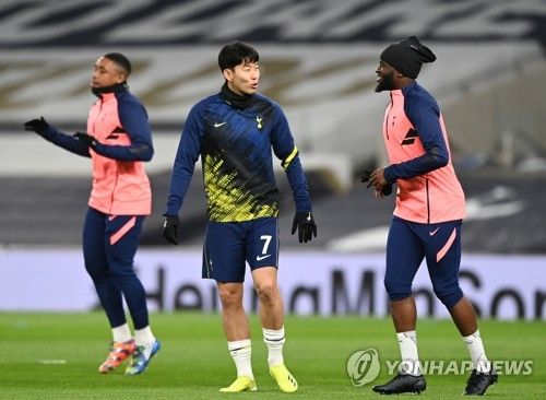 토트넘에서 지난 2019년 야심차게 영입했으나 기량이 떨어져 거의 활용하지 못한 미드필더 탕기 은돔벨레가 결국 퇴단하게 됐다. 토트넘은 지난 12일 구단 홈페이지를 통해 은돔벨레와 계약해지를 했다고 밝혔다. 은돔벨레와 계약기간이 1년 남았기 때문에 그냥 내보내진 못한다. 그의 연봉이 180억원 수준인 것을 고려, 토트넘은 위약금으로 절반 수준인 88억원을 지급한 것으로 알려졌다. 은돔벨레와 계약한 5년간 그에게 2000억원을 썼다. 연합뉴스