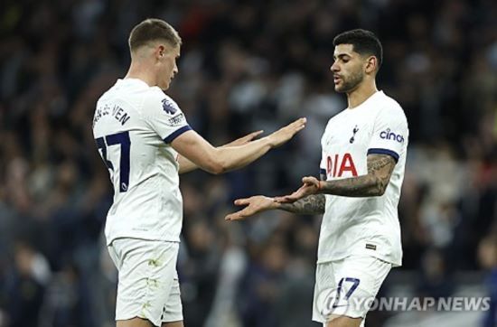 토트넘 홋스퍼의 핵심 수비수이자 팀의 부주장인 센터백 크리스티안 로메로가 레알 마드리드와 연결되고 있다. ESPN 아르헨티나에 따르면 레알은 현재 로메로에게 관심을 갖고 있으며, 토트넘에 로메로 영입 조건도 문의한 상태다. 지난 시즌 에데르 밀리탕과 다비드 알라바가 십자인대 부상을 당해 센터백 고민을 겪은 레알은 자신의 커리어 전성기에 오른 로메로를 영입해 센터백 고민을 해결하려는 것으로 보인다. 사진 연합뉴스